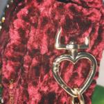 شنطة قطيفة مربعة