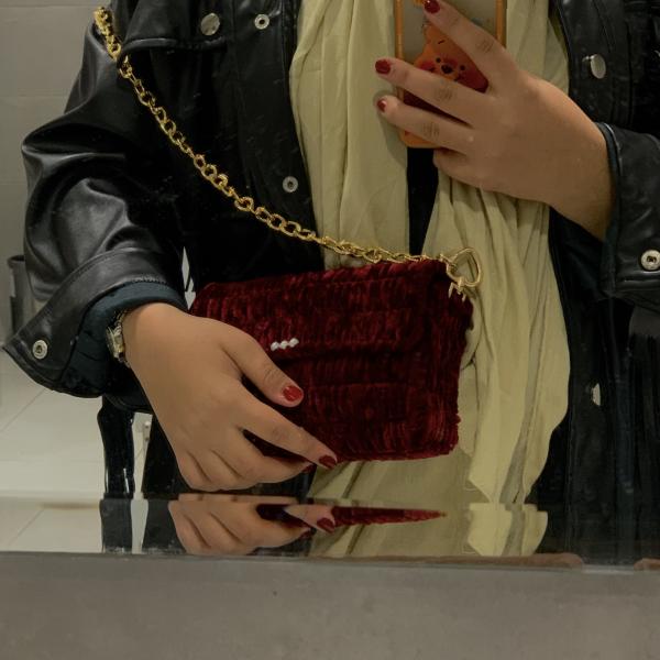 شنطة قطيفة مربعة